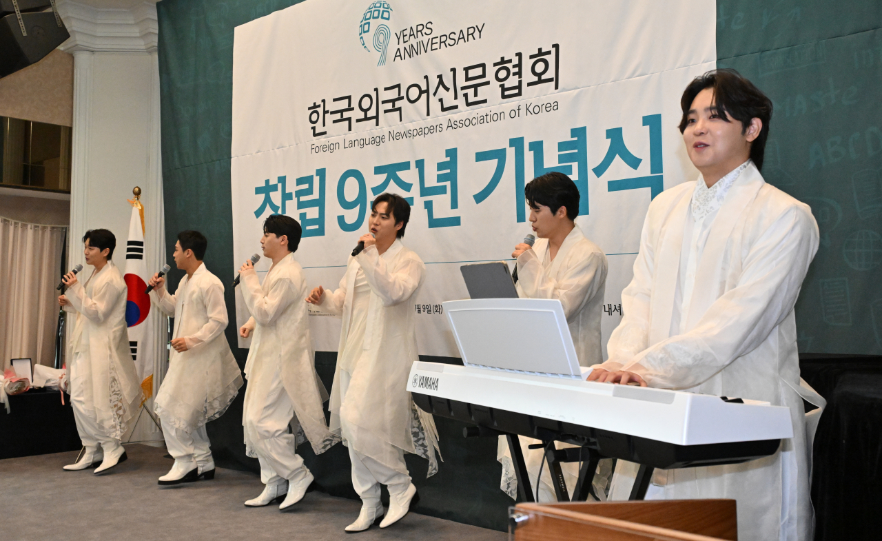 Uangel Voice performs during a ceremony marking the ninth anniversary of the Foreign Language Newspapers Association of Korea at the Korea Press Center in Seoul on Tuesday. (Im Se-jun/The Korea Herald)