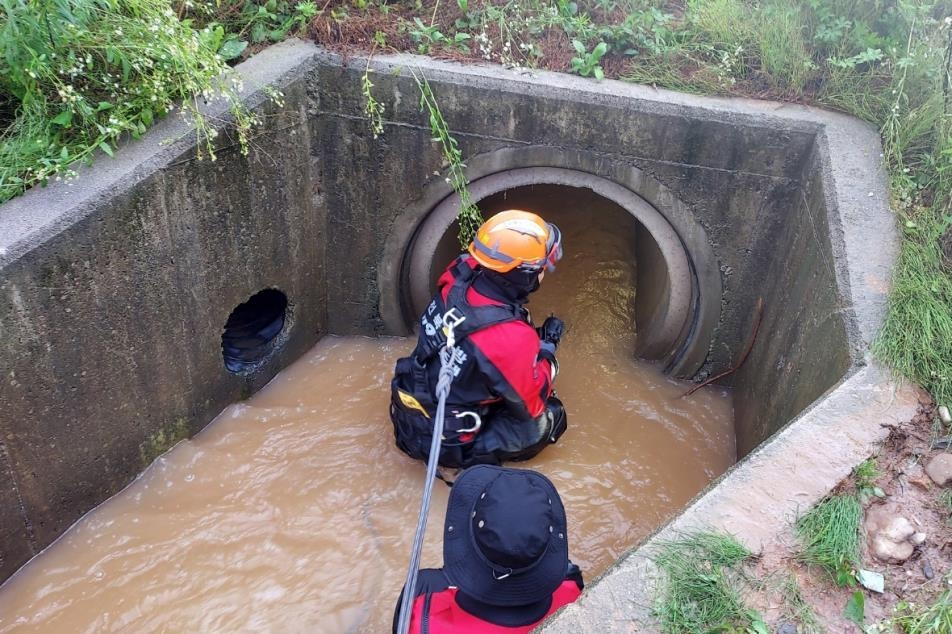 Officials on Thursday search for a 22-year-old medical student who went missing in Iksan, North Jeolla Province, on Wednesday. (Jeonbuk Provincial Police)