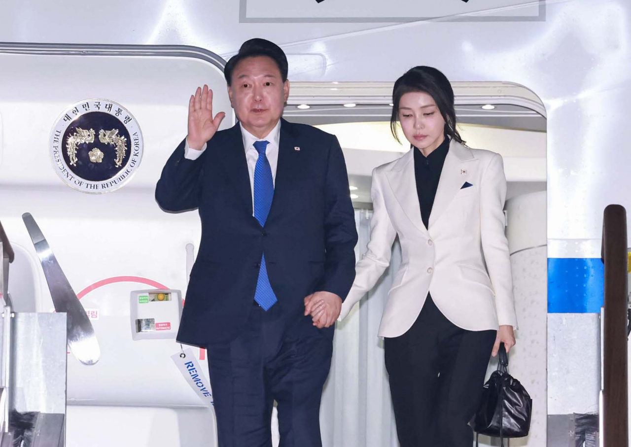 President Yoon Suk Yeol (left) and first lady Kim Keon Hee arrive at Seoul Air Base in Seongnam, south of Seoul, on Friday, returning from their trip to the US to attend the North Atlantic Treaty Organization summit in Washington. (Yonhap)