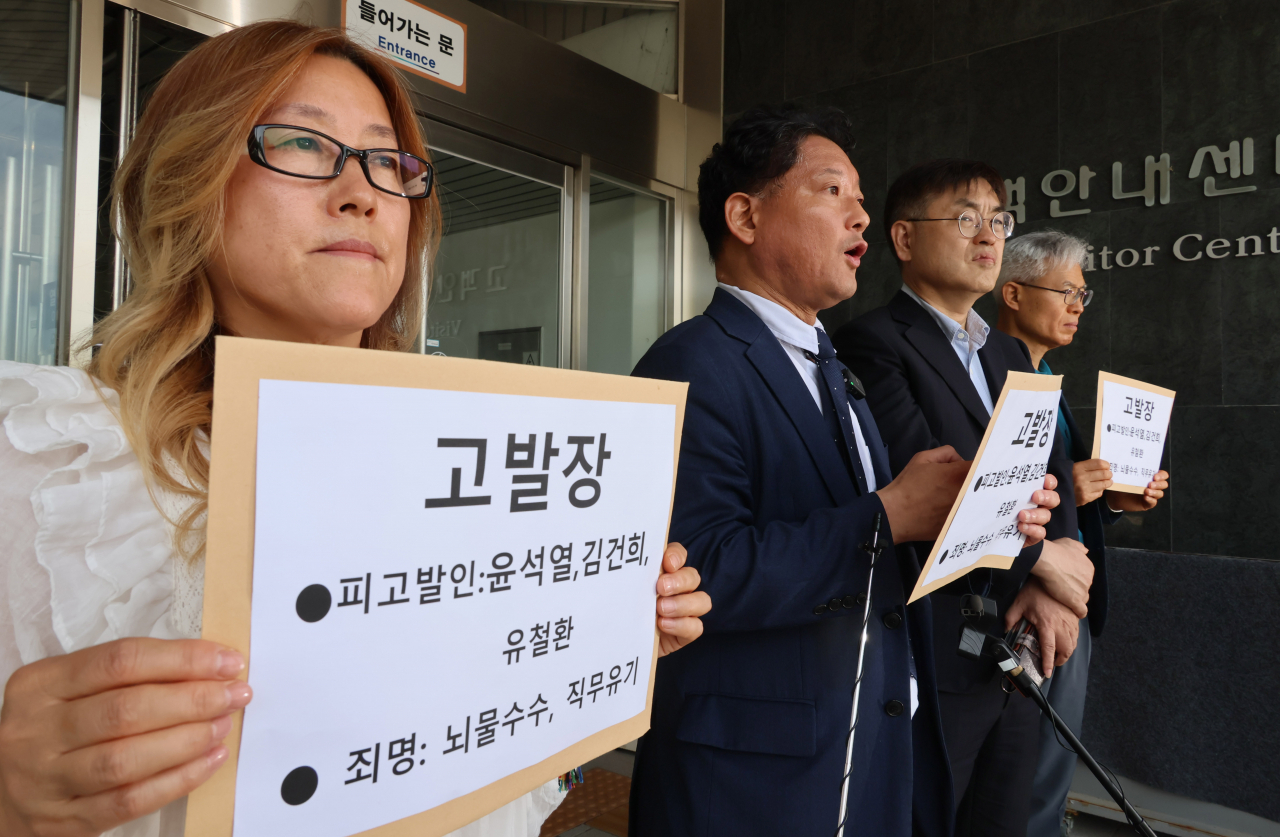 The members of the National Action for Judicial Justice preparing to file a complaint against President Yoon Suk Yeol and others with the Corruption Investigation Office for High-ranking Officials on Jun. 17. (Yonhap)