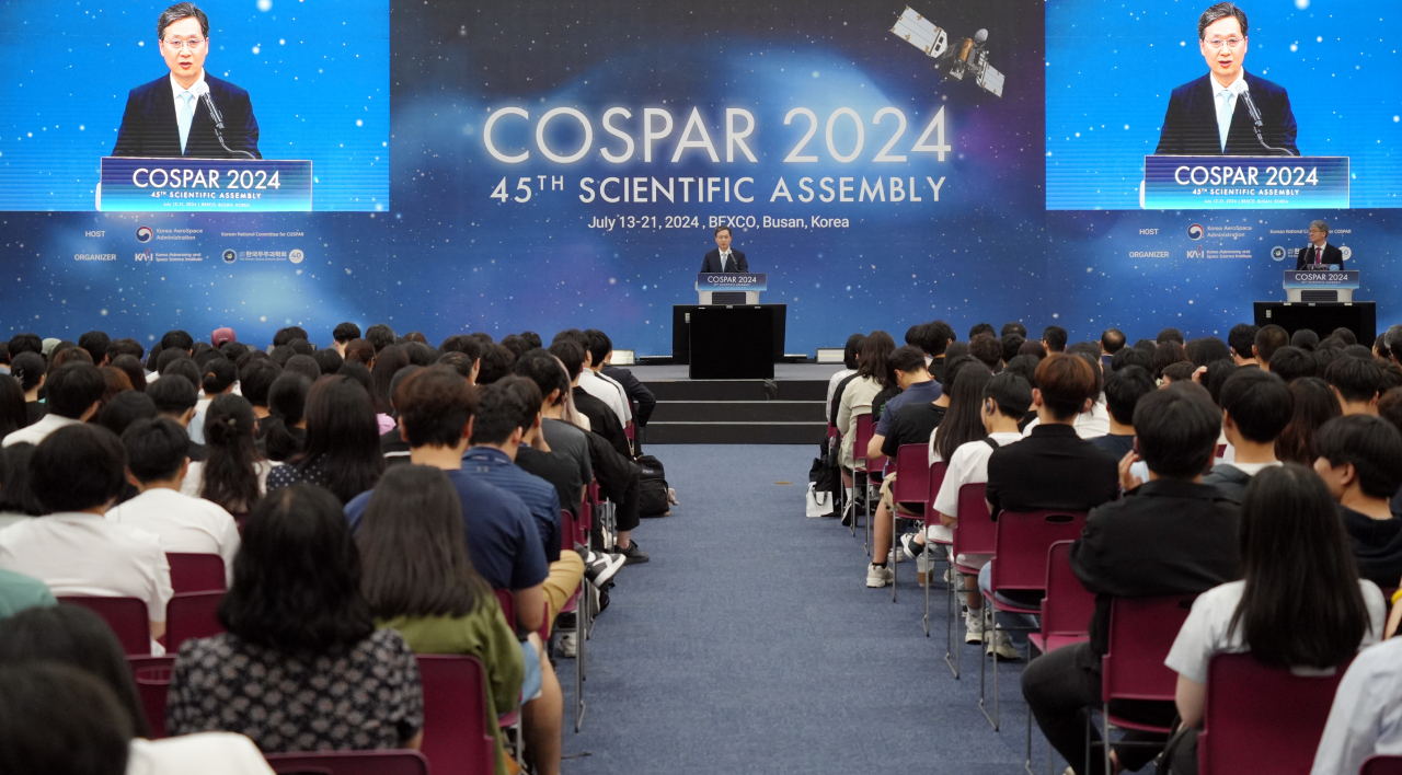 Yoon Young-bin, the head of Korea AeroSpace Administration, or KASA, speaks in a presentation for the public on the sidelines of the 45th Committee on Space Research, or COSPAR, at Bexco in Busan on Sunday. (Korea AeroSpace Administration)