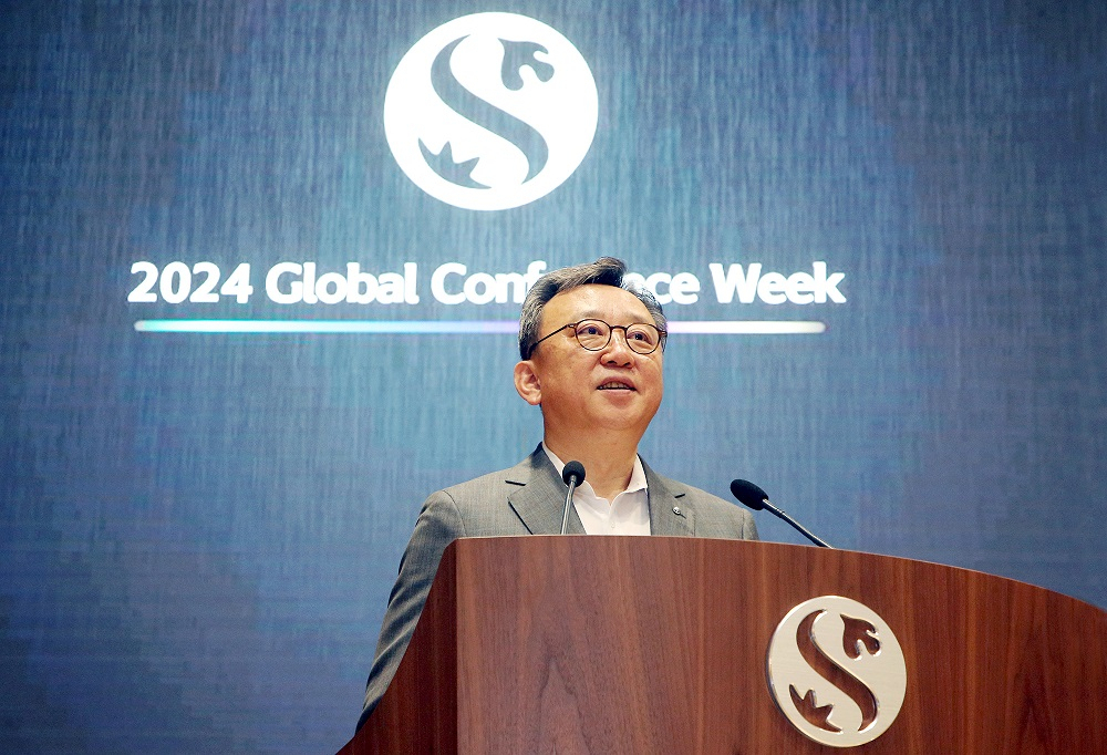 Shinhan Bank CEO Jung Sang-hyuk speaks during an opening ceremony of the bank's 