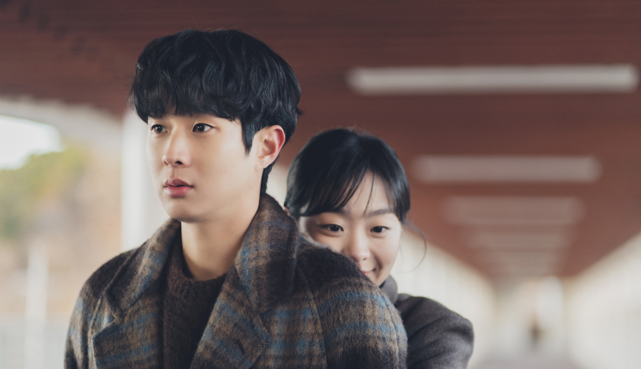 “Our Beloved Summer” couple Choi Ung (left) and Kook Yeon-su enjoy a date at Siheung Oido Museum’s rooftop bridge. (SBS)