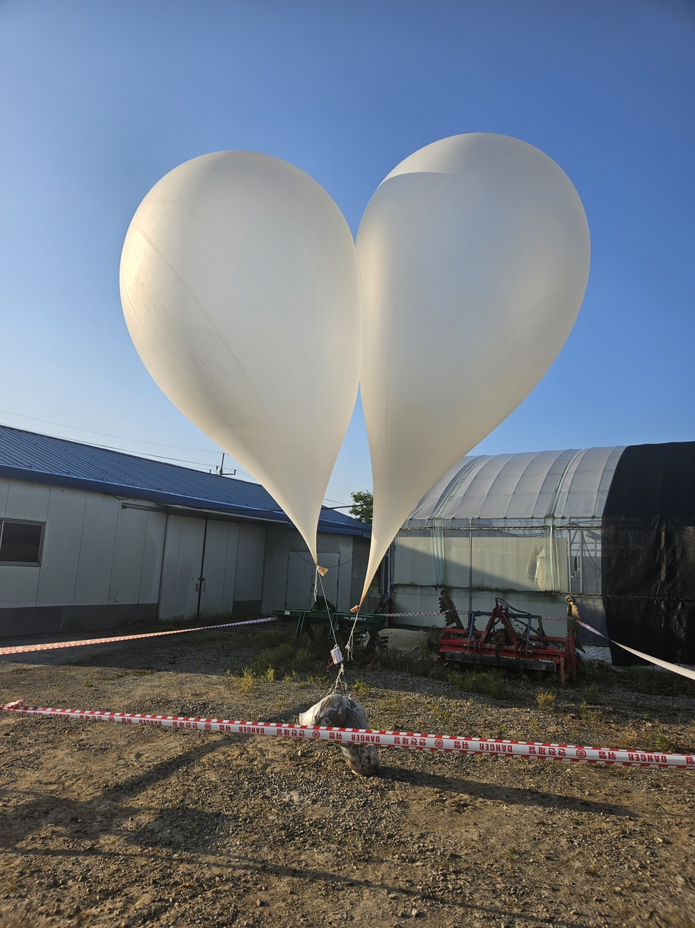 Balloons carrying trash presumably from North Korea are found in Paju, Gyeonggi Province on May 29. (Newsis)