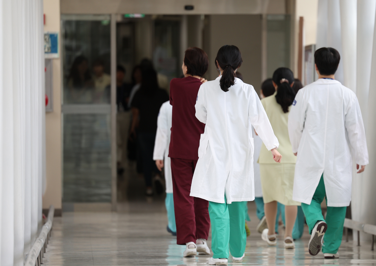 Medical staff members walk down a hallway at a general hospital in Seoul on July 19. (Yonhap)