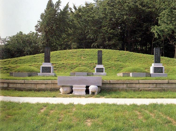 Independence activist Lee Dong-nyeong’s tomb with a gravestone (center) at Hyochang Park in Yongsan-gu, Seoul (KHS)