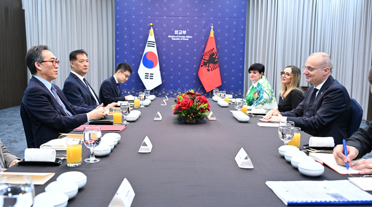 South Korean Foreign Minister Cho Tae-yul (front left) speaks with Albania's Minister of Europe and Foreign Affairs of Albania Igli Hasani at a meeting held Monday. (Ministry of Foreign Affairs)