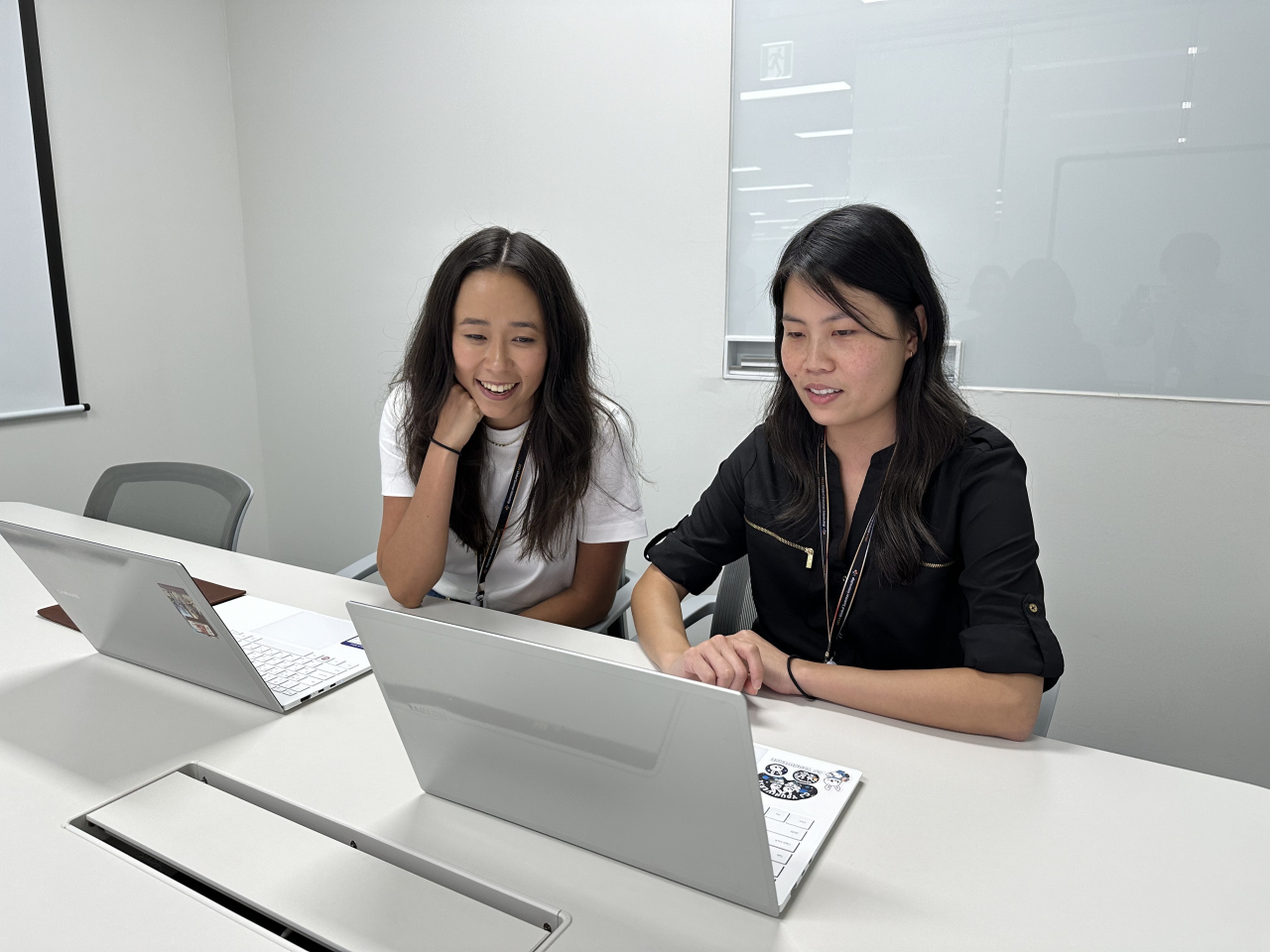 Sophie Schick (left), a Harvard graduate and current MBA student at Stanford, and Vien Yeung, a University of California, Berkeley graduate and current Harvard MBA candidate -- both participants in CJ CheilJedang's global internship program -- collaborate on a project at the company headquarters in central Seoul on July 16. (CJ CheilJedang)