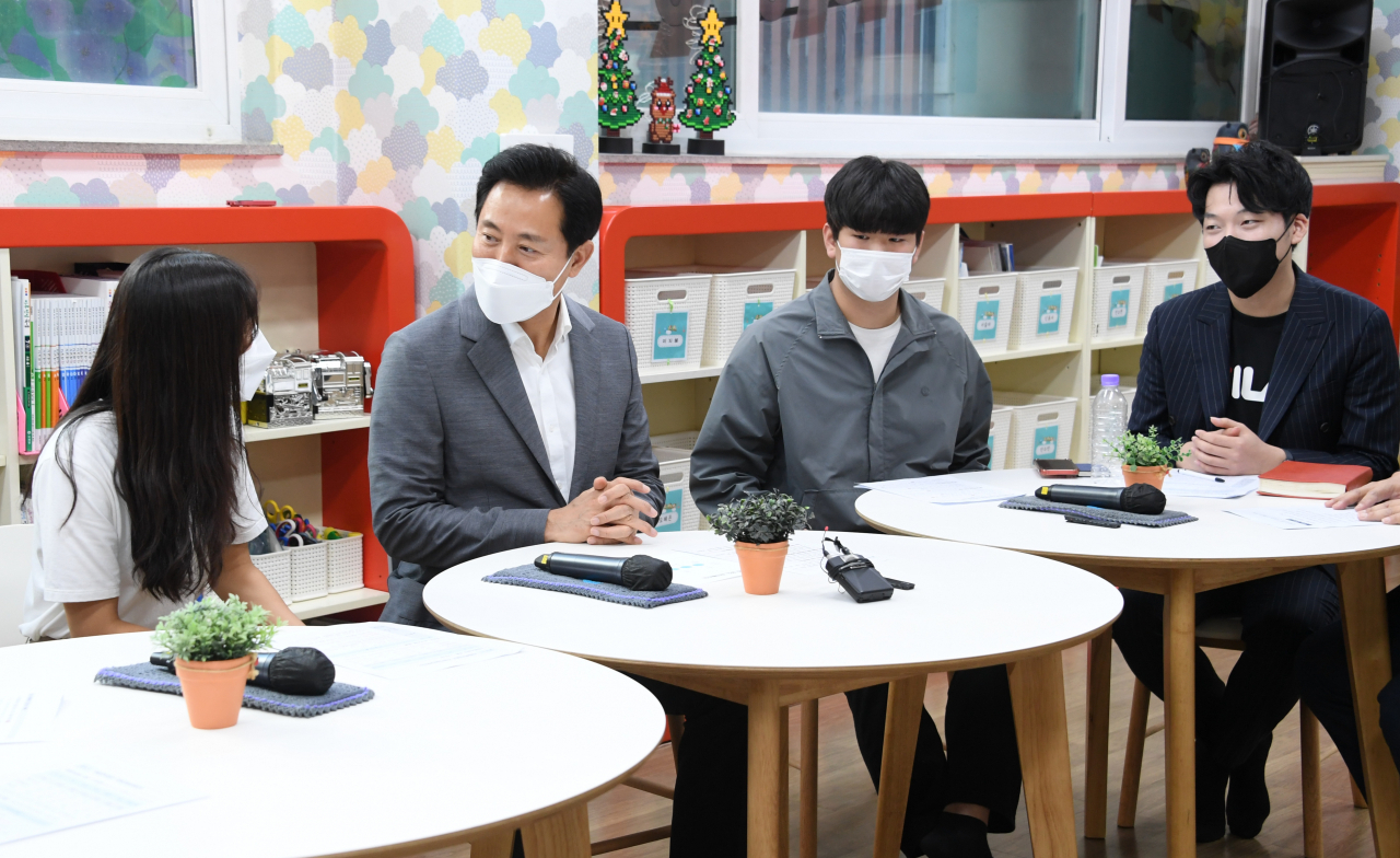 Seoul Mayor Oh Se-hoon (second from left) meets with aged-out youth at a social welfare center in Yongsan-gu, central Seoul in September 2022. (Seoul Metropolitan Government)