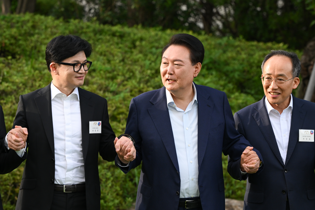 President Yoon Suk Yeol (second from left), People Power Party Chair Han Dong-hoon (left) and the party's floor leader Rep. Choo Kyung-ho pose for a photo before a dinner party hosted by Yoon in Yongsan-gu, Seoul on Wednesday. (Presidential office)