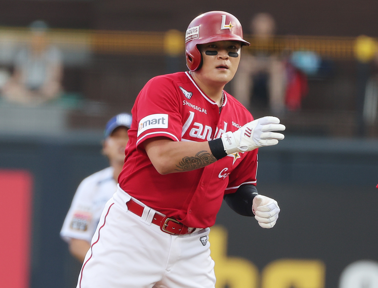 This photo shows SSG Landers designated hitter Choo Shin-soo after hitting a double during a match against KT Wiz at KT Wiz Park in Suwon, Gyeonggi Province, on Wednesday. (Yonhap)