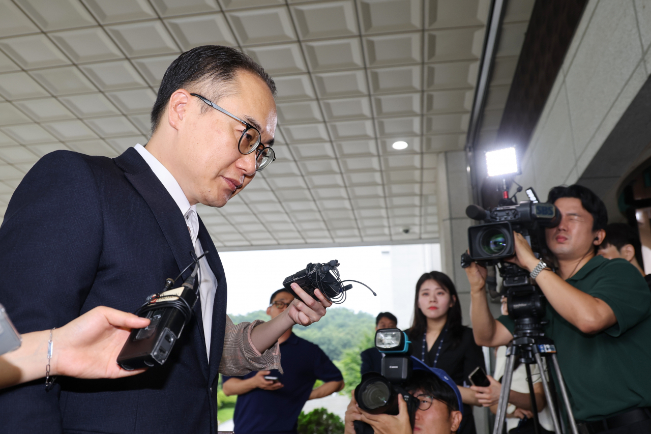 Prosecutor General Lee One-seok is on his way to his office at the Seoul Supreme Prosecutors Office in southern Seoul on Thursday. (Yonhap)