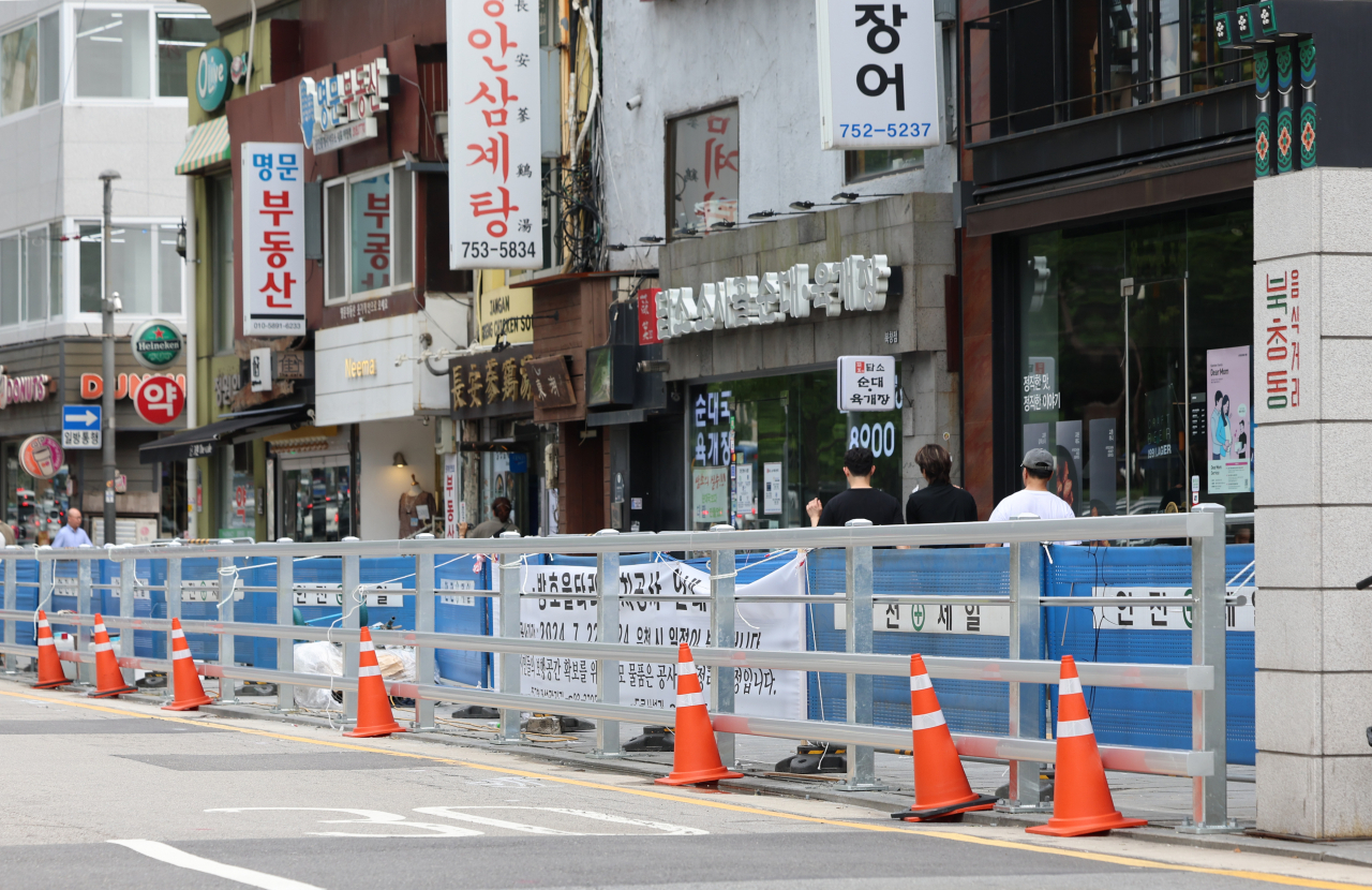 Guardrails made out of steel are installed near Exit No. 7 of City Hall Station on Wednesday after a deadly car crash involving nine casualties took place on July 1 in the same area. (Yonhap)