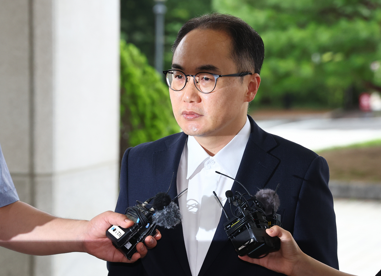 Prosecutor General Lee One-seok speaks to reporters on his way to work at the Supreme Prosecutors' Office in Seoul, Monday. (Yonhap)