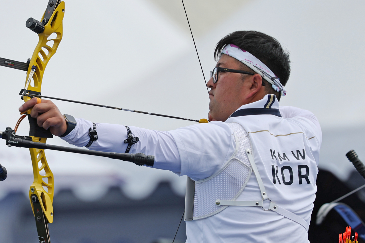 South Korean archer Kim Woo-jin competes during the men's individual ranking round of the Paris Olympics at Les Invalides in Paris on Thursday. (Yonhap)