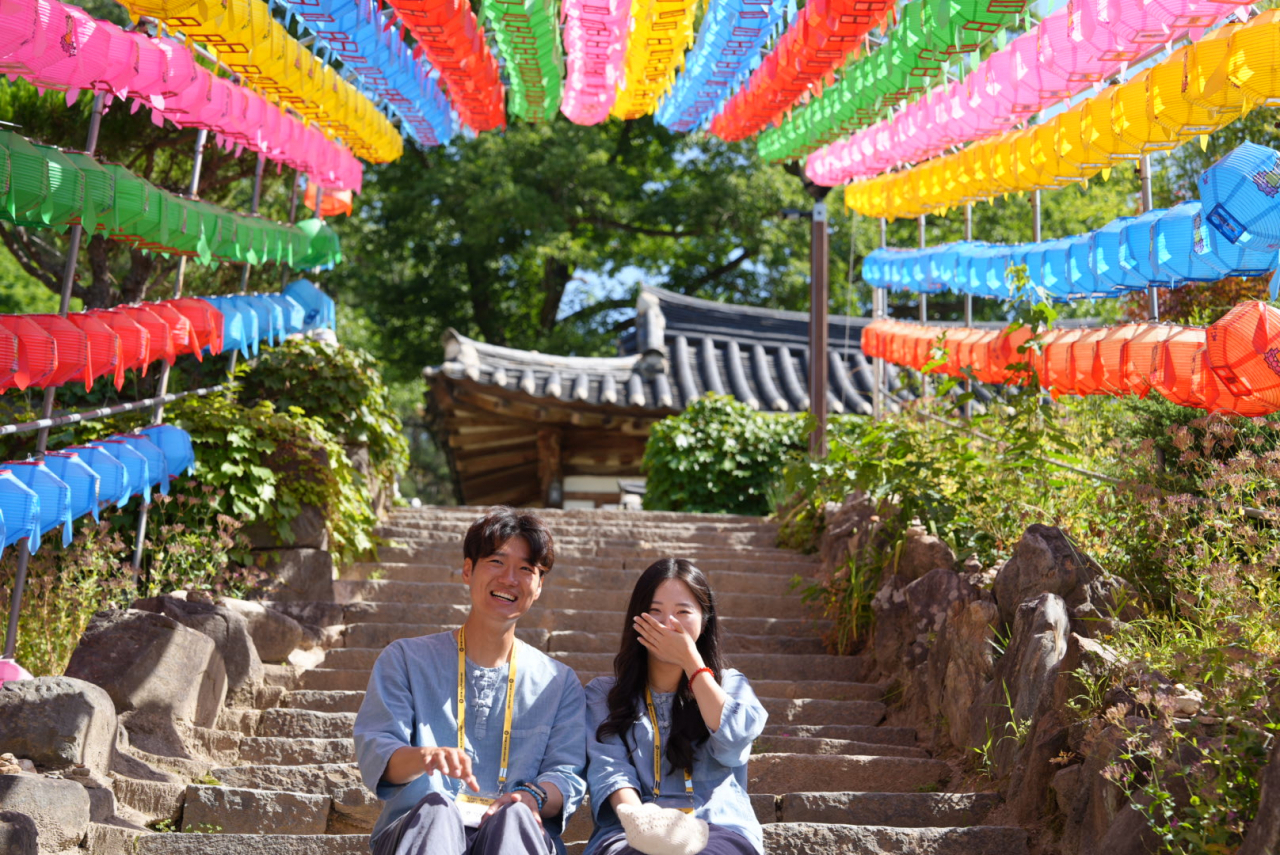 A couple that was formed during a June 15-16 templestay program for singles organized by the Jogye Order of Korean Buddhism poses for a photo in Gongju, South Chungcheong Province. (Korean Buddhist Foundation for Social Welfare)