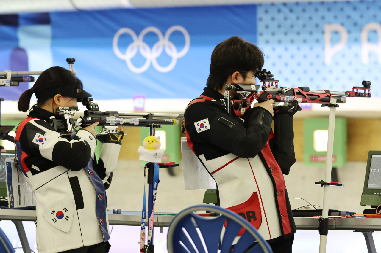 Keum Ji-hyeon (left) and Park Ha-jun of South Korea compete in the qualification round of the 10-meter air rifle mixed team event of the Paris Olympics at the Chateauroux Shooting Centre in Chateauroux, France, on Saturday. (Yonhap)