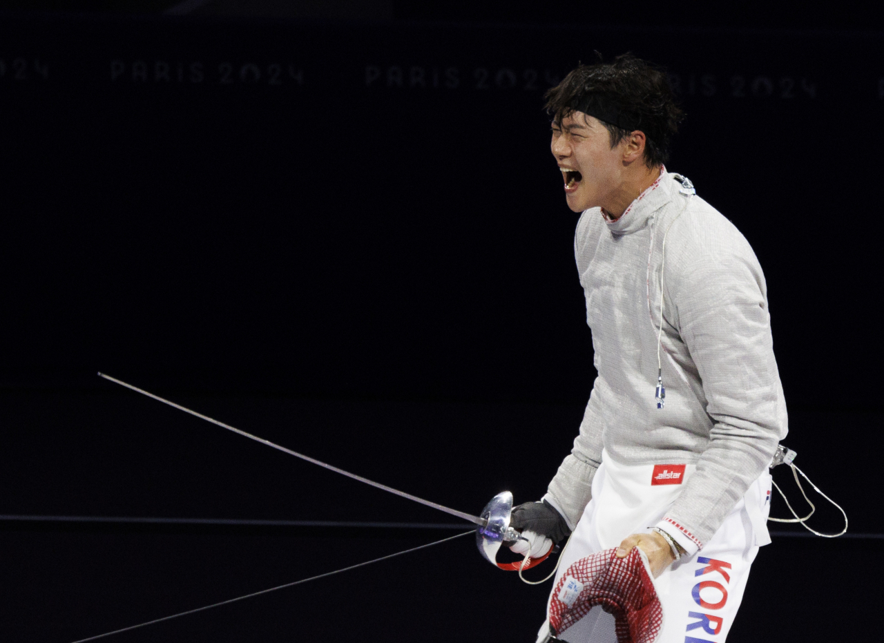 Oh Sang-uk celebrates after successfully attacking Fares Ferjani of Tunisia during the men's sabre fencing final at the 2024 Paris Olympics on Saturday. (Yonhap)