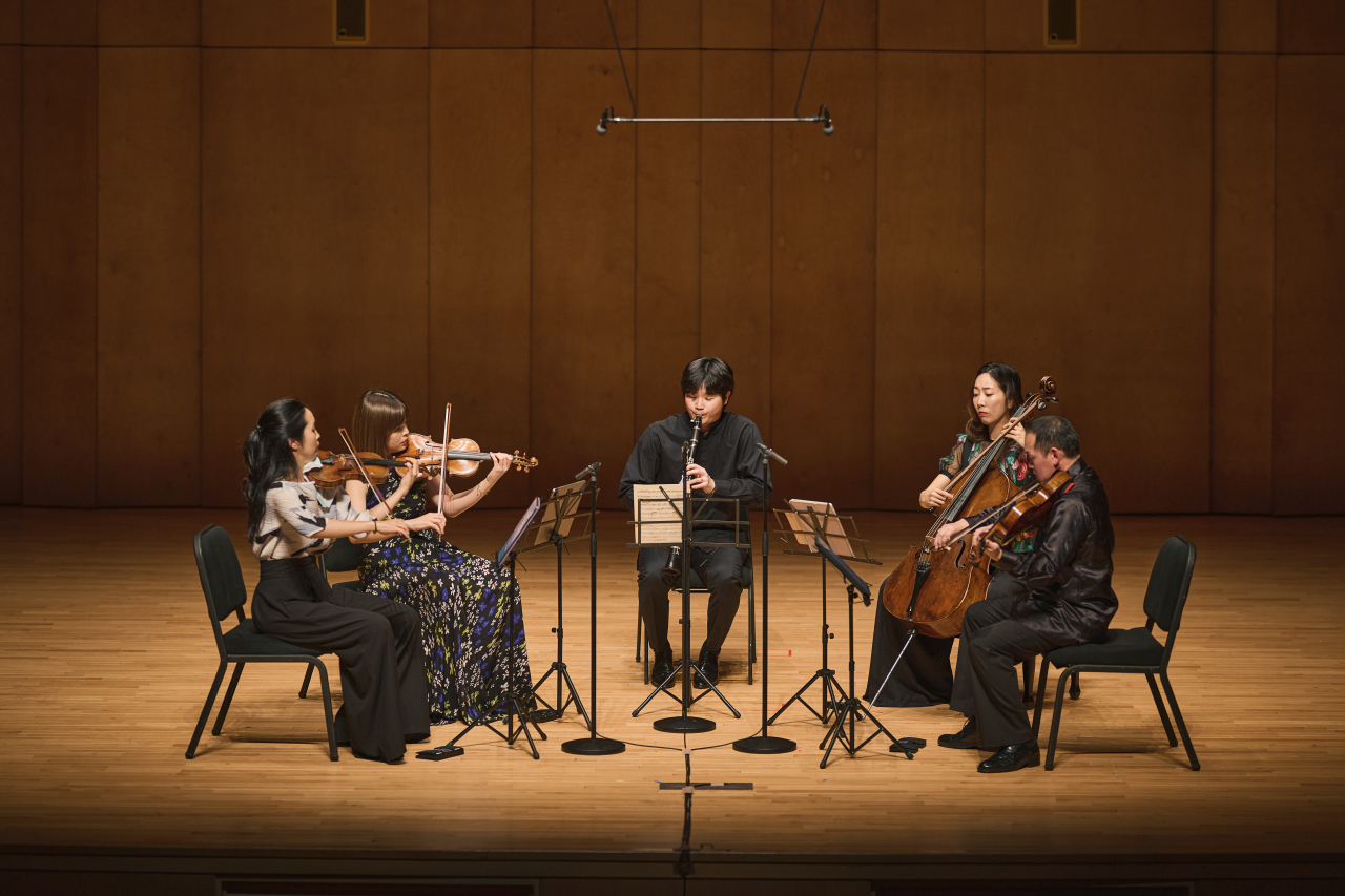 (From left) Violinists Park Ji-yoon and Lee Ji-yoon, clarinetist Kim Han, cellist Lee Jeong-hyoun and violist Hung-Wei Huang perform during a concert at the 21st Music in PyeongChang on Friday at Alpensia Concert Hall, Pyeongchang, Gangwon Province. (Music in PyeongChang)