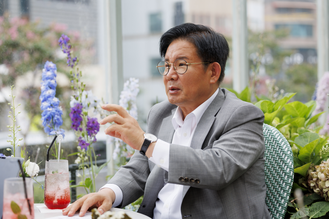 Park Gang-su, head of the Mapo-gu Office, Seoul, explains his plans to make Mapo-gu a hotspot for tourists from overseas during an interview with The Korea Herald at a cafe in Mapo-gu, July 9. (Mapo-gu Office)