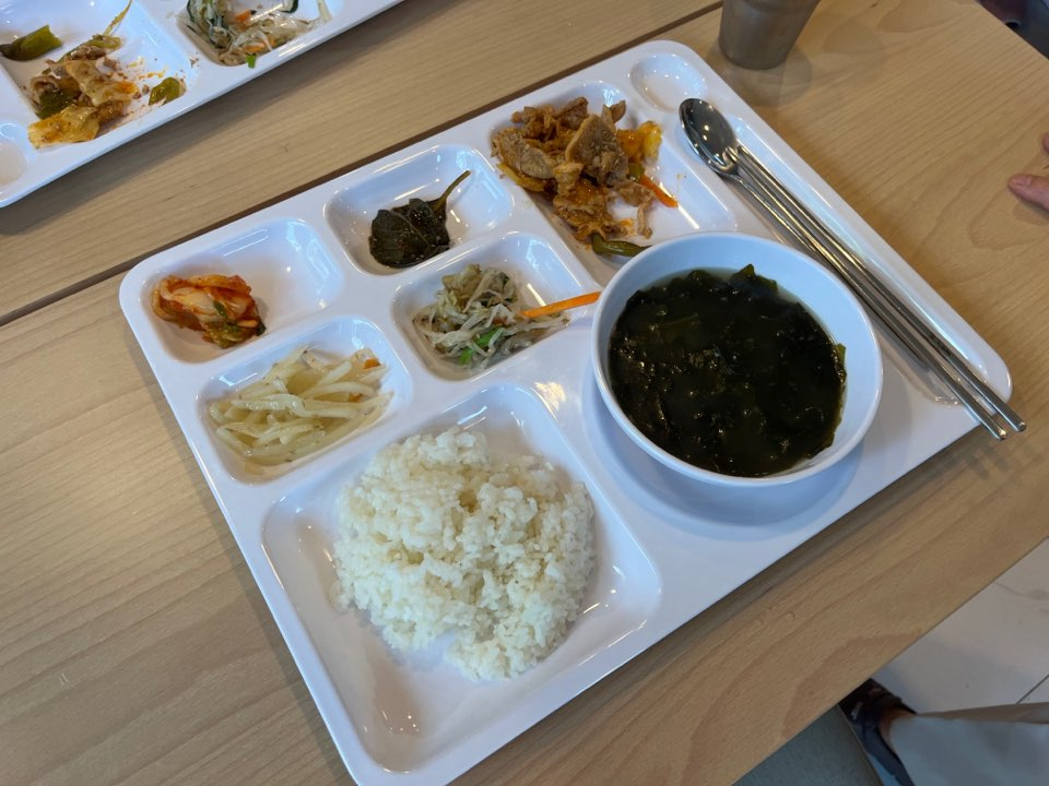 A meal tray of a participant of the Hyodo Babsang initiative at a senior center in Mangwon-dong, Mapo-gu, Seoul, on May 21. The program provides a daily free lunch prepared by nutritionists to 1,000 seniors aged 75 or older who live alone in Mapo-gu. (Lee Jaeeun/The Korea Herald)