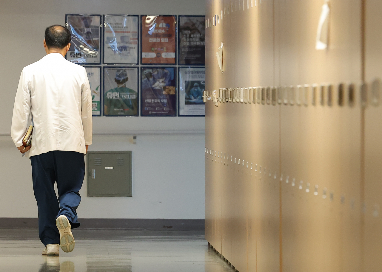 A medical worker walks in a hallway at a general hospital in Seoul on Monday. (Yonhap)