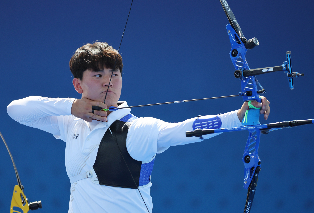 Archery athlete Kim Je-deok prepares to shoot during the semifinal of the men’s archery team event in Paris on Monday. (Joint Press Corps)