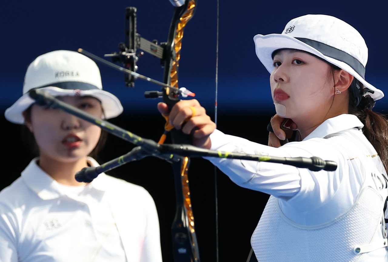 Lim Si-hyeon (right) of the South Korean women's archery team competes during the finals of the women's team event Sunday at the Paris Olympics. (Yonhap)