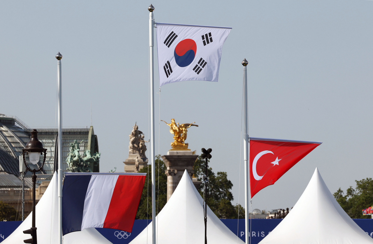 South Korea's national flag is being hoisted at the medal ceremony for the men's archery team event at the Paris Olympics, held Monday. (Yonhap)