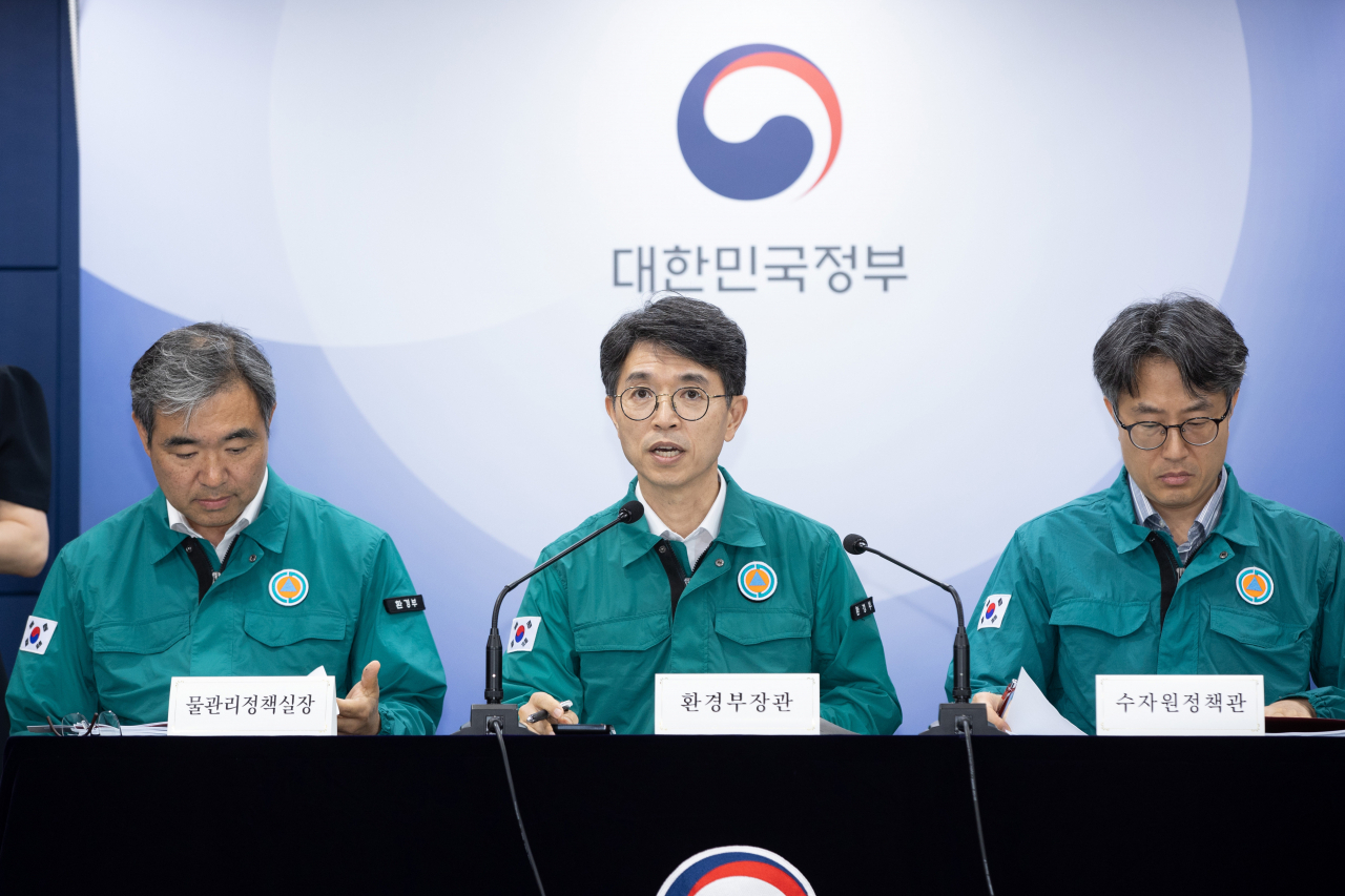 Environment Minister Kim Wan-sup (center) speaks during a press conference on the ministry’s proposal to build 14 new “climate-responsive” dams nationwide at Government Complex Seoul, Tuesday. (Ministry of Environment)