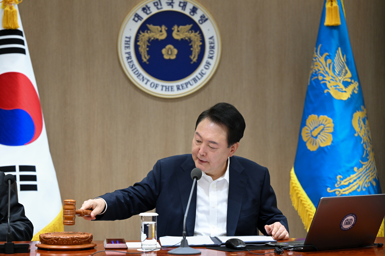 President Yoon Suk Yeol bangs the gavel to open a Cabinet meeting at the presidential office in Seoul on Tuesday. (Yonhap)