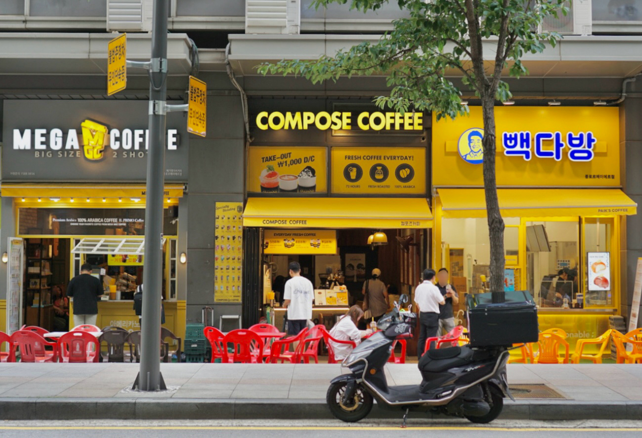 Mega MGC Coffee, Compose Coffee and Paik's Coffee stores stand side by side in Seoul's Jongno-gu. (No Kyung-min/The Korea Herald).