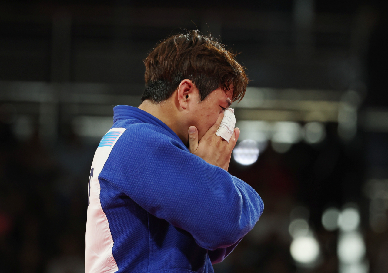 Lee Joon-hwan of South Korea reacts to his win over Matthias Casse of Belgium in the bronze medal match of the men's -81-kilogram judo event at the Paris Olympics at Champ-de-Mars Arena in Paris on Tuesday. (Yonhap)