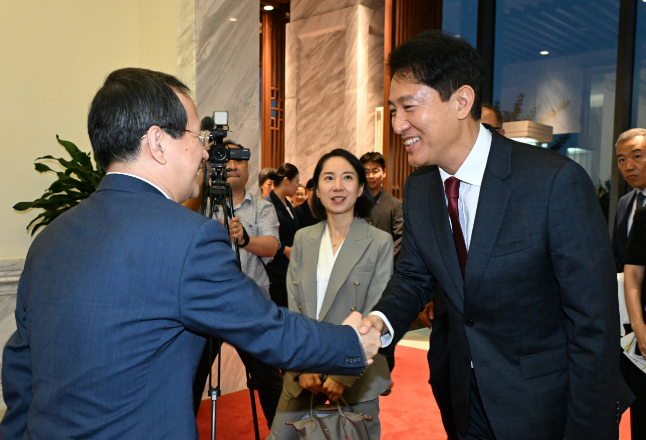 Seoul Mayor Oh Se-hoon (right) and Beijing Mayor Yin Yong shake hands at the General Office of the People's Government of Beijing Municipality on Tuesday. (Seoul Metropolitan Government)