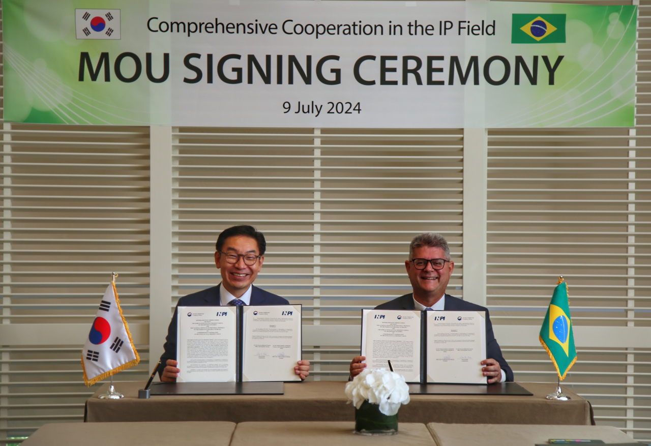 KIPO Commissioner Kim Wan-ki (left) and Julio Cesar Moreira, president of the National Institute of Industrial Property of Brazil, pose for a photo after signing a memorandum on intellectual property cooperation between the two countries in Geneva on July 9. (Korean Intellectual Property Office)