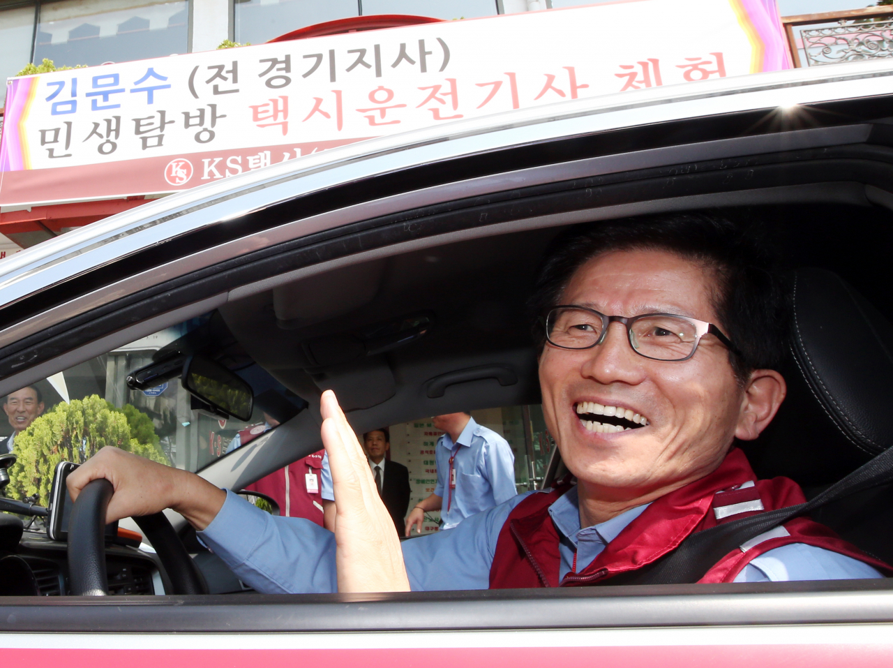 In this file photo taken in September 2014, the Labor Minister nominee Kim Moon-soo, who was then a member of Saenuri Party -- a precursor to the People Power Party -- is seen driving a taxi to experience the lives of a taxi driver in Daegu. (Yonhap)