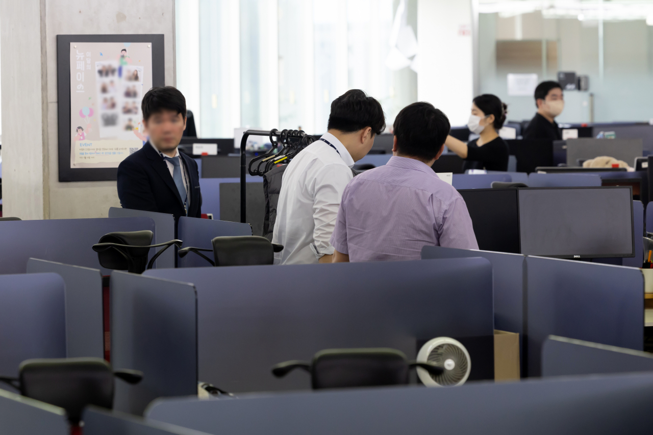 Investigators from the Seoul Central District Prosecutors’ Office searched the WeMakePrice headquarters in Gangnam-gu, central Seoul, during its search and seizure operation on Thursday morning. Tmon -- another e-commerce platform involved in the liquidity crisis -- was also raided the same day. (Yonhap)