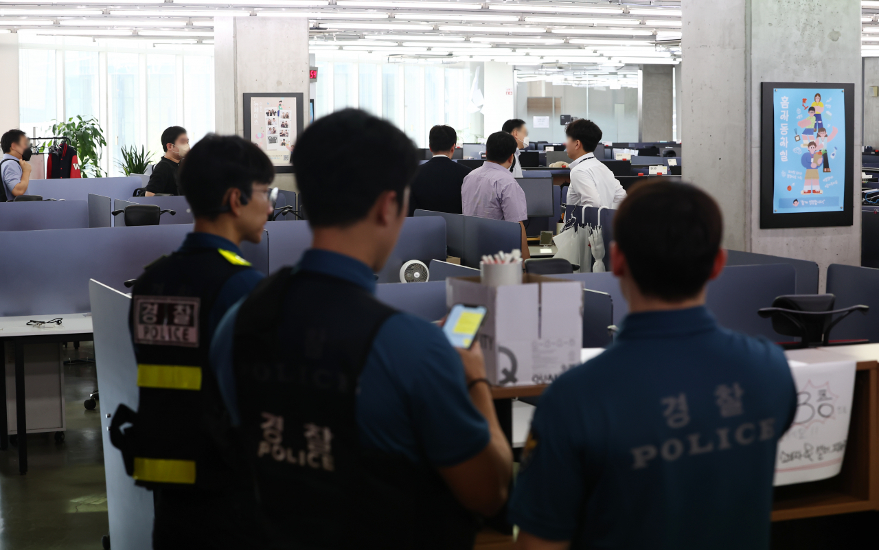 Police stand guard as investigators from the local prosecutor's office raid WeMakePrice's headquarters in Seoul on Thursday. (Yonhap)