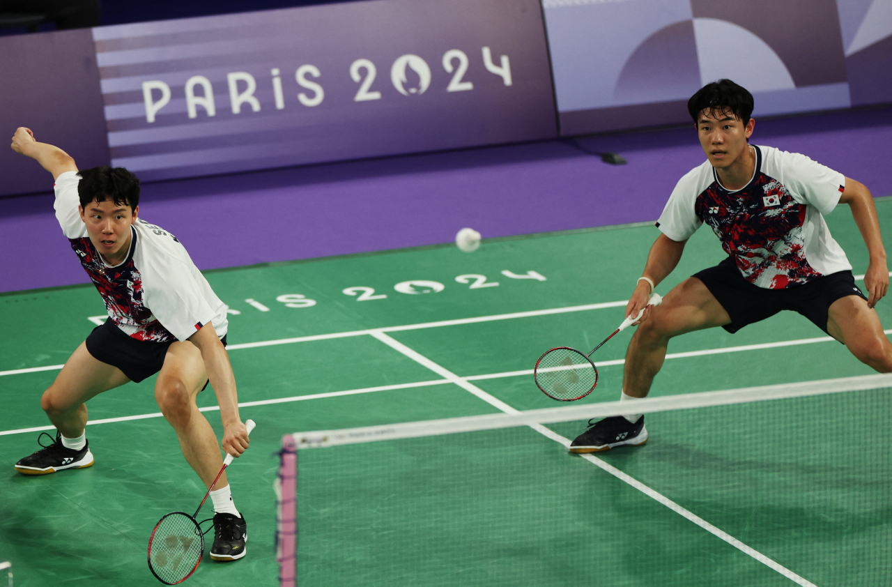 Kang Min-hyuk (right) and Seo Seung-jae of South Korea play against Kim Astrup and Anders Skaarup Rasmussen of Denmark in the quarterfinals of the men's doubles badminton event at the Paris Olympics at La Chapelle Arena in Paris on Thursday. (Reuters-Yonhap)