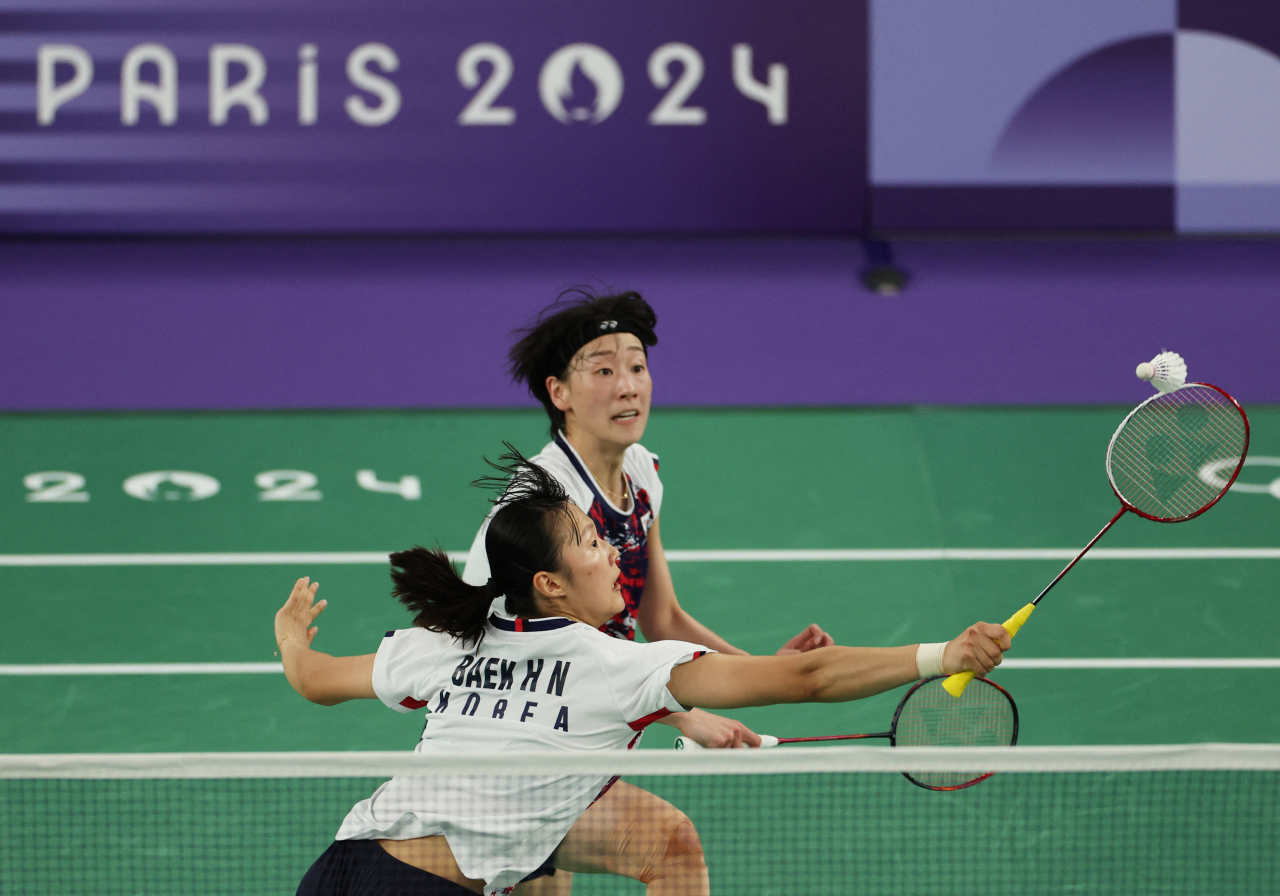 Baek Hana (left) and Lee So-hee of South Korea play against Liu Shengshu and Tan Ning of China in the quarterfinals of the women's doubles badminton event at the Paris Olympics at La Chapelle Arena in Paris on Thursday. (Reuters-Yonhap)