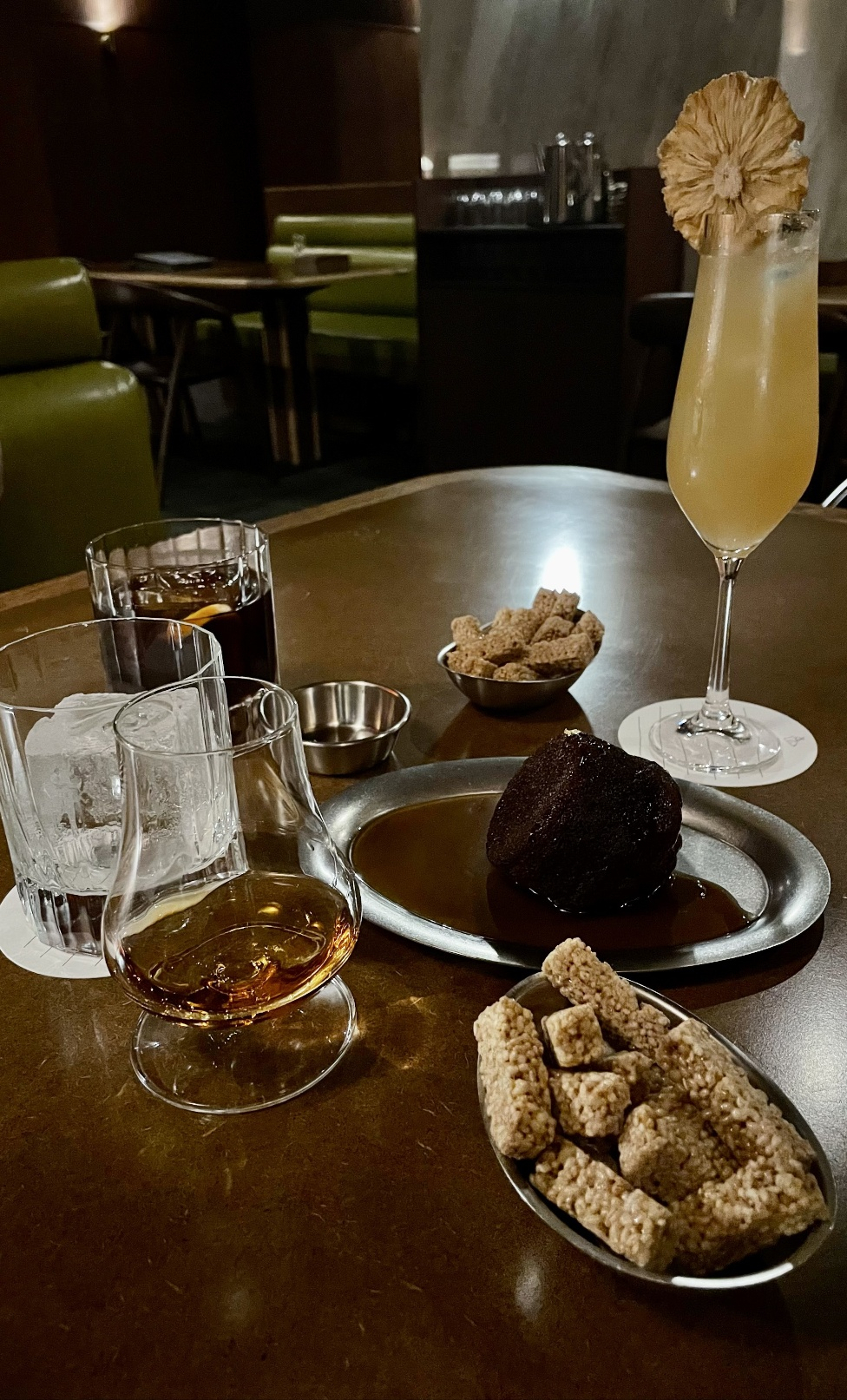 Whisky, non-alcohol drink and dessert at Philosophy Lounge (Park Yuna/The Korea Herald)