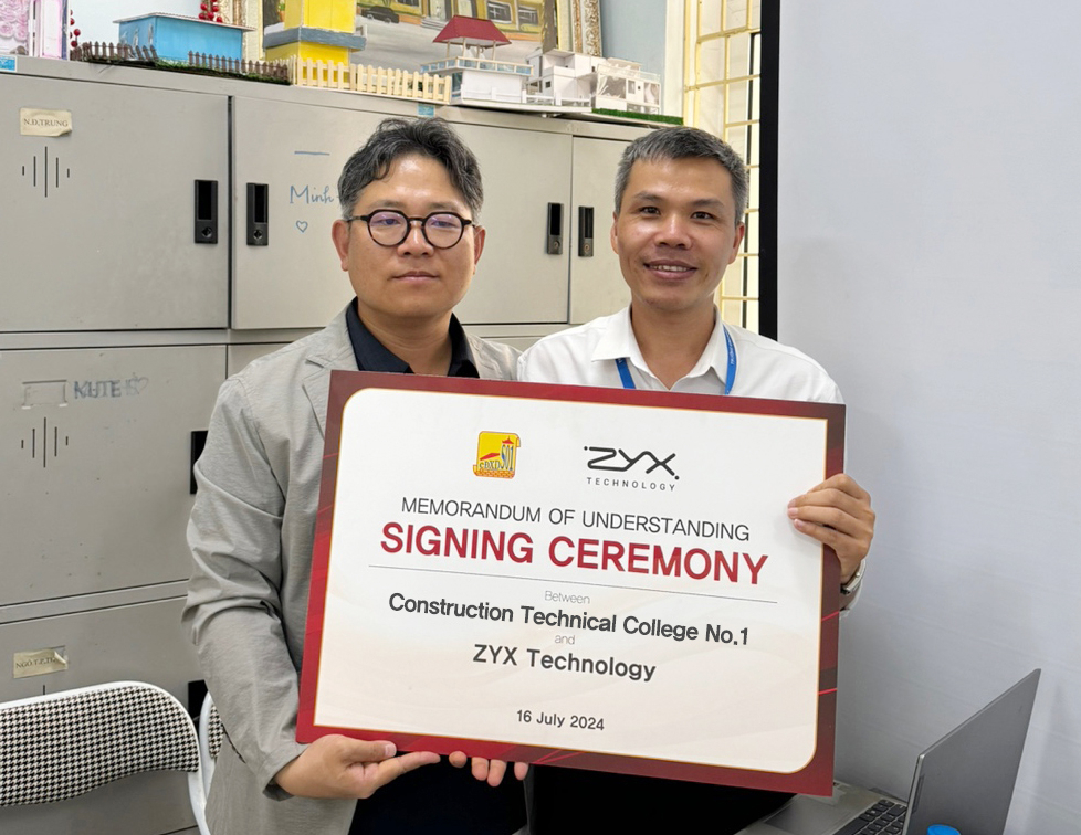 Zyx Technology CEO Eom Shin-jo (left) and Nguyen Gia Ngoc, professor of Vietnam's Construction Technical College No.1, pose for a photo at the MOU signing ceremony at the school in Hanoi, July 16. (Zyx Technology)