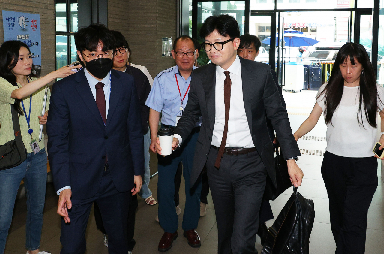 Han Dong-hoon (front right), chair of the ruling People Power Party, enters the party's headquarters in Yeouido, Seoul. (Yonhap)