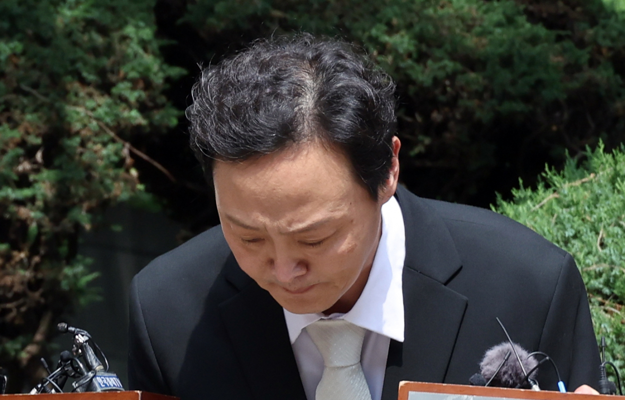 In this photo, Tmon CEO Ryu Kwang-jin bows to reporters before being questioned at the Seoul Bankruptcy Court in Seoul on Friday. (Yonhap)