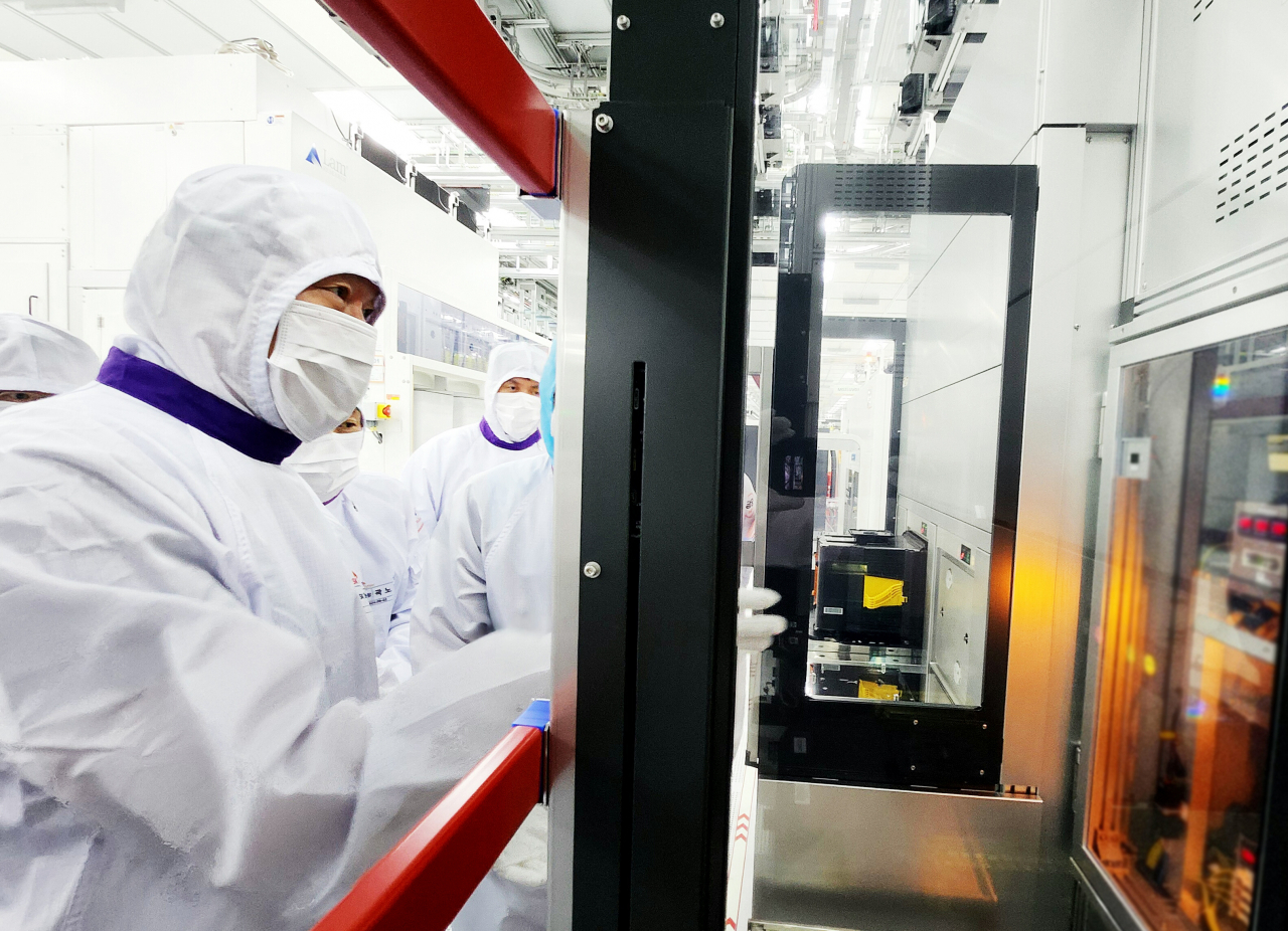 SK Group Chairman Chey Tae-won inspects chip production lines at SK hynix's plant in Icheon, Gyeonggi Province, on Monday. (SK Group)