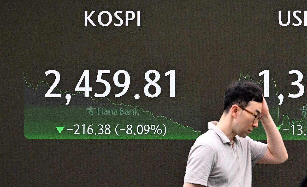 A screen in the dealing room of Hana Bank in Seoul shows the benchmark Kospi having fallen 8.09 percent to 2,459.81 during the afternoon session on Monday. (The Korea Herald/ Im Se-jun)