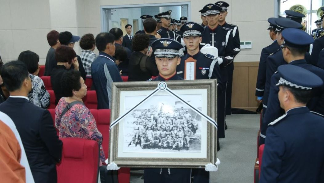 Guards carrying a portrait and the remains of the deceased secret commandos trained to infiltrate North Korea during the Cold War era leave a funeral hall in Goyang, northwest of Seoul, after their joint funeral in this file photo taken Aug. 23, 2017. (Yonhap)