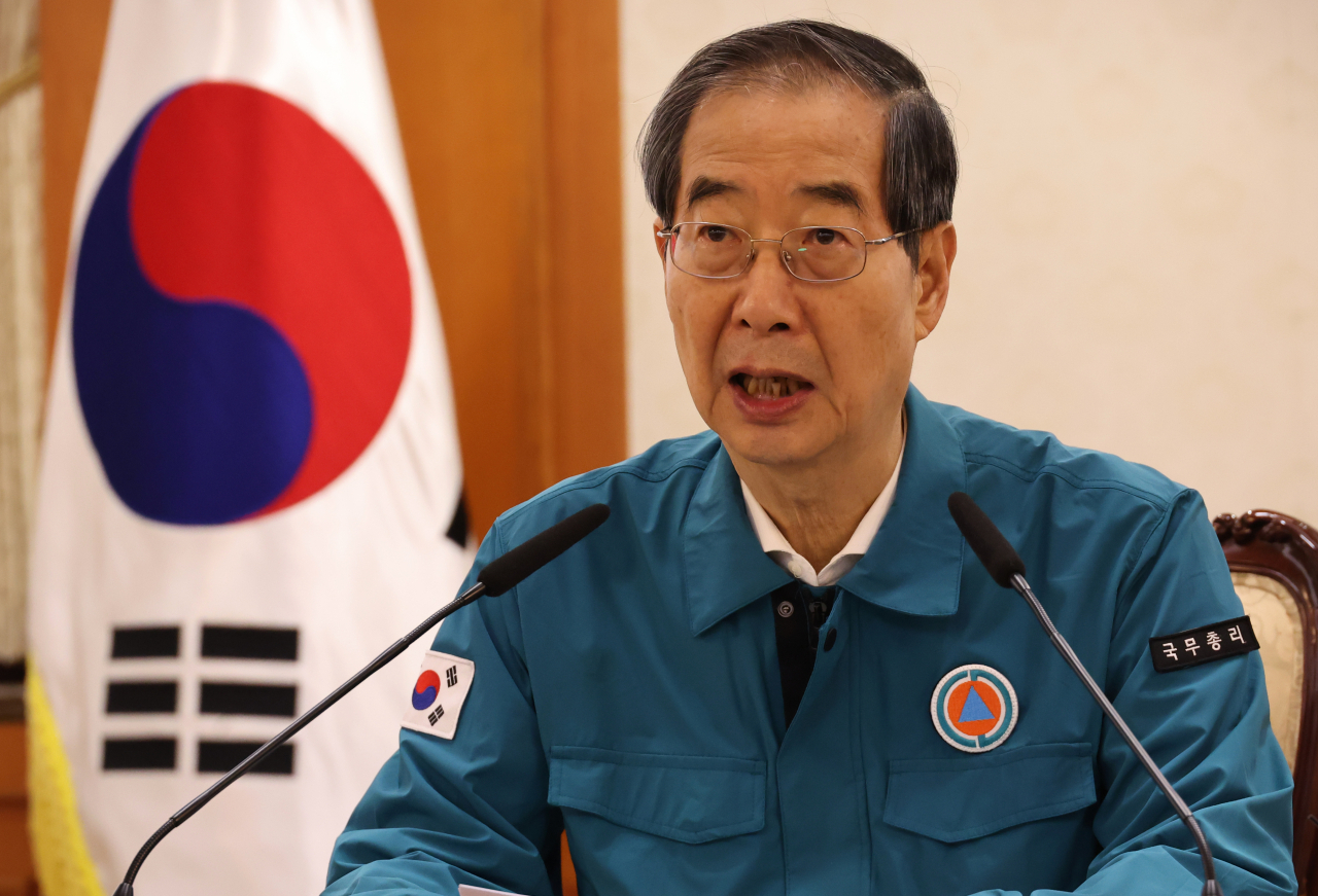 Prime Minister Han Duck-soo speaks during a central disaster response meeting on doctors' collective action held at the government complex in Seoul on Wednesday. (Yonhap)