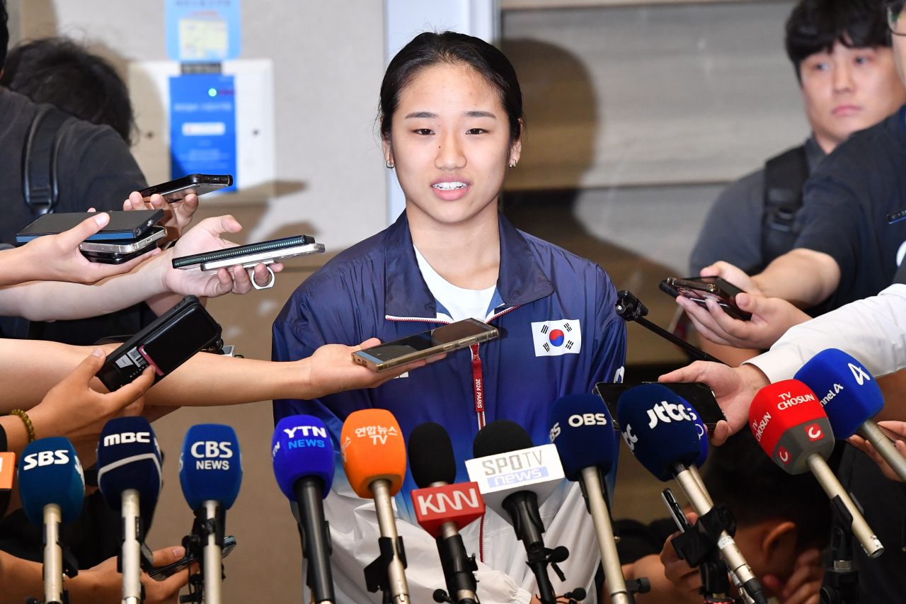 Olympic badminton champion An Se-young speaks to reporters after arriving at the Incheon International Airport on Wednesday. (Im Se-jun/The<strong></strong> Korea Herald)