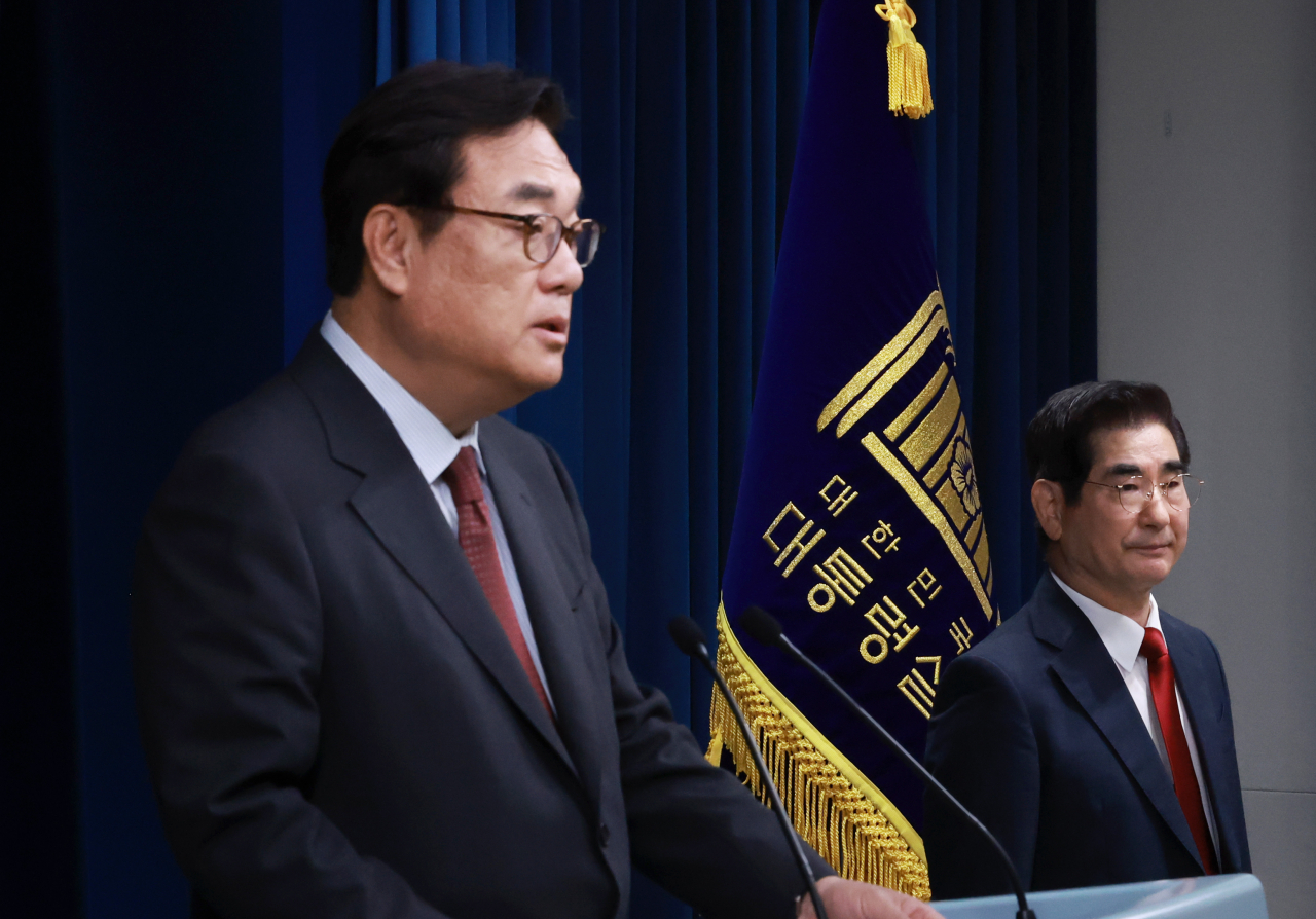 Presidential Chief of Staff Chung Jin-suk (left) announces President Yoon Suk Yeol's appointments of a new defense minister and national security adviser, along with the creation of a special adviser position for foreign affairs and security, on Monday. Newly appointed Defense Minister Kim Yong-hyun stands beside Chung during a briefing at the presidential office in Yongsan, Seoul. (Yonhap)